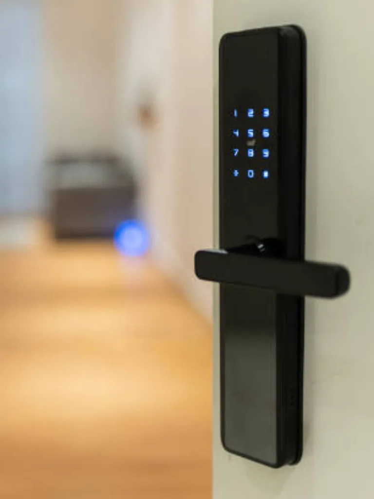 Slim deurslot met zwarte klink en blauw verlicht cijfertoetsenbord